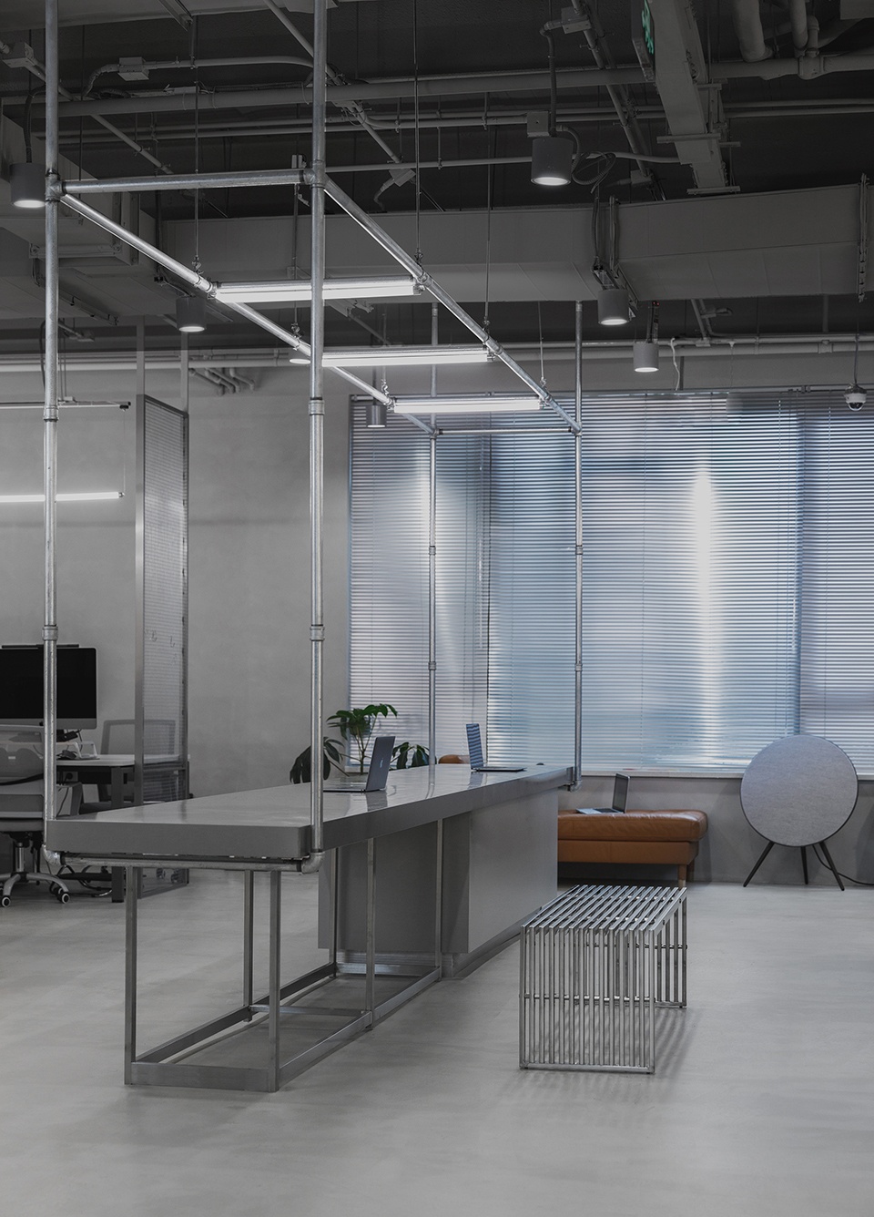 辦公室裝修設(shè)計(jì),粗狂的線條走進(jìn)工業(yè)之美！(圖5)